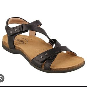 Taos Size 7 black Sandals.  Gently used!